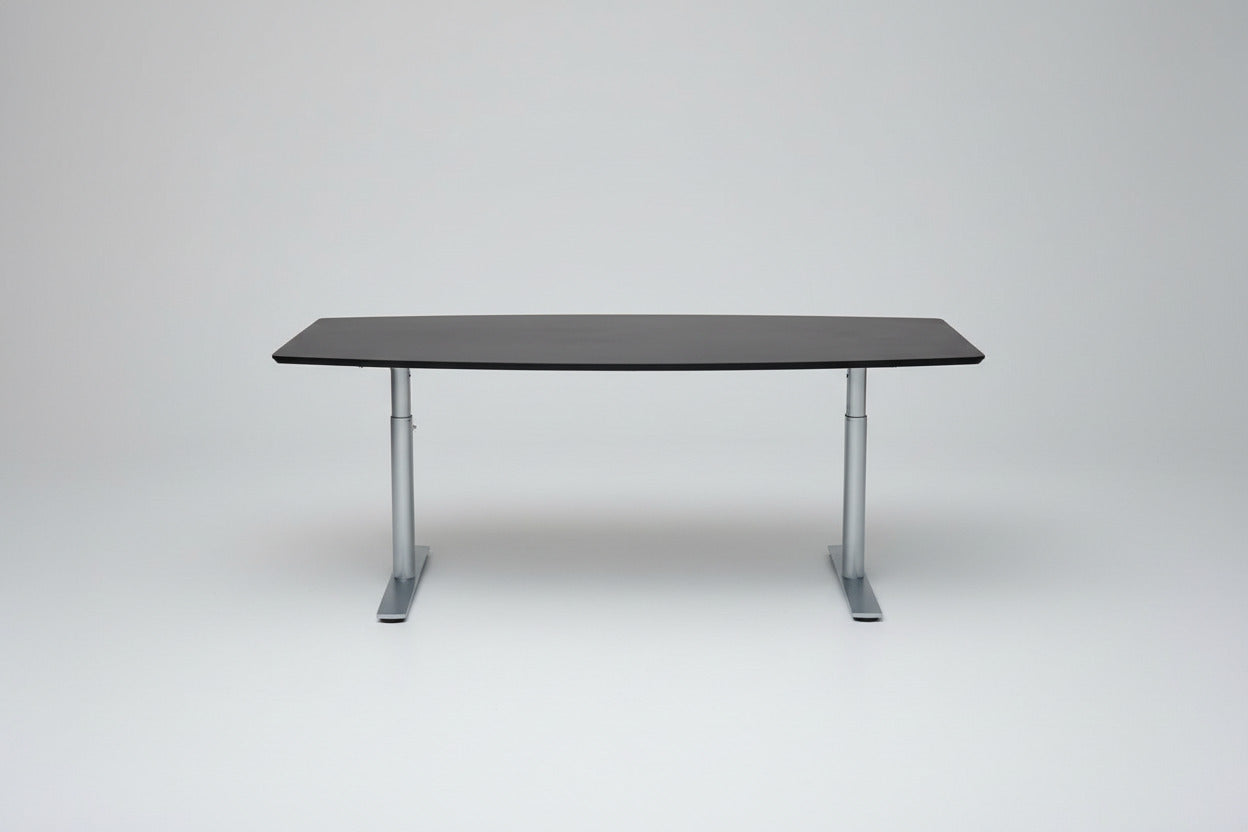 Dencon mødebord 200x110 cm med sort linoleumsbordplade i tøndeform set forfra.